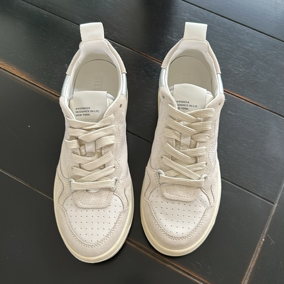 Not wearing - Picture 2 of 4